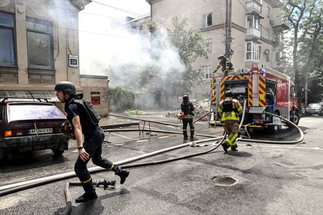 Russian occupiers attack Zaporizhzhia with ballistic missiles Rescuers from the State Emergency Service deal with the consequences of a Russian attack, Zaporizhzhia, Ukraine, June 26, 2026. In the afternoon, Russian forces launched two ballistic missiles at the city centre. The attack partially destroyed a one-storey office building, damaged warehouses, shattered windows and damaged the facades and roofs of nearby residential buildings, and set four cars on fire. At least 15 people were injured, including a nine-year-old child., Credit:Dmytro Smolienko Ukrinform Avalon Ukraine, Zaporizhzhia  Copyright: xDmytroxSmolienkox xUkrinformx xAvalonx 1112721239