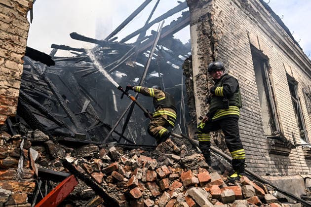 Russian occupiers attack Zaporizhzhia with ballistic missiles Rescuers from the State Emergency Service pour water to extinguish a fire in a one-storey building, Zaporizhzhia, Ukraine, June 26, 2026. In the afternoon, Russian forces launched two ballistic missiles at the city centre. The attack partially destroyed a one-storey office building, damaged warehouses, shattered windows and damaged the facades and roofs of nearby residential buildings, and set four cars on fire. At least 15 people were injured, including a nine-year-old child., Credit:Dmytro Smolienko Ukrinform Avalon Ukraine, Zaporizhzhia  Copyright: xDmytroxSmolienkox xUkrinformx xAvalonx 1112721321