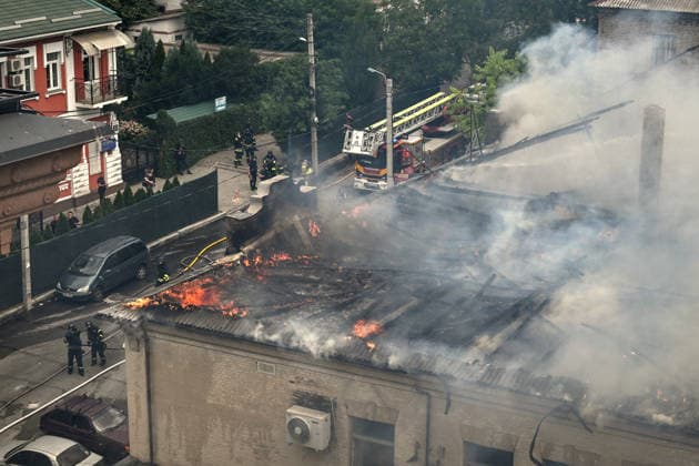 Russian occupiers attack Zaporizhzhia with ballistic missiles The roof of a one-storey building, partially destroyed by a Russian attack, is engulfed in flames, Zaporizhzhia, Ukraine, June 26, 2026. In the afternoon, Russian forces launched two ballistic missiles at the city centre. The attack partially destroyed a one-storey office building, damaged warehouses, shattered windows and damaged the facades and roofs of nearby residential buildings, and set four cars on fire. At least 15 people were injured, including a nine-year-old child., Credit:Dmytro Smolienko Ukrinform Avalon Ukraine, Zaporizhzhia  Copyright: xDmytroxSmolienkox xUkrinformx xAvalonx 1112721346