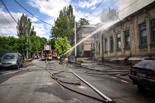 Russian occupiers attack Zaporizhzhia with ballistic missiles Rescuers from the State Emergency Service pour water to extinguish a fire in a one-storey building, Zaporizhzhia, Ukraine, June 26, 2026. In the afternoon, Russian forces launched two ballistic missiles at the city centre. The attack partially destroyed a one-storey office building, damaged warehouses, shattered windows and damaged the facades and roofs of nearby residential buildings, and set four cars on fire. At least 15 people were injured, including a nine-year-old child., Credit:Dmytro Smolienko Ukrinform Avalon Ukraine, Zaporizhzhia  Copyright: xDmytroxSmolienkox xUkrinformx xAvalonx 1112721376