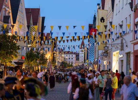 26.06.2026, Frundsbergfest Mindelheim 2026, ein bekanntes Historisches-Fest im Unterallgäu mit tausenden Mitwirkenden. Die Kreisstadt Mindelheim kehrt für eine Woche ins Mittelalter zurück und feiert ihre historische Geschichte. Am ersten Freitag ist Stimmungsvolles Altstadtfest und Lagerleben in den Gassen und Strassen der Innenstadt angesagt. 26.06.2026, Frundsbergfest Mindelheim 2026 26.06.2026, Frundsbergfest Mindelheim 2026 *** June 26, 2026, Frundsbergfest Mindelheim 2026, a well-known historical festival in the Unterallgäu region with thousands of participants. The county seat of Mindelheim returns to the Middle Ages for a week to celebrate its rich history. On the first Friday, visitors can enjoy a lively Old Town festival and