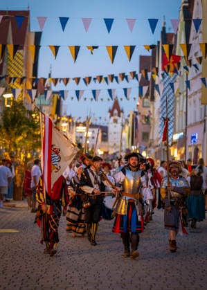 26.06.2026, Frundsbergfest Mindelheim 2026, ein bekanntes Historisches-Fest im Unterallgäu mit tausenden Mitwirkenden. Die Kreisstadt Mindelheim kehrt für eine Woche ins Mittelalter zurück und feiert ihre historische Geschichte. Am ersten Freitag ist Stimmungsvolles Altstadtfest und Lagerleben in den Gassen und Strassen der Innenstadt angesagt. 26.06.2026, Frundsbergfest Mindelheim 2026 26.06.2026, Frundsbergfest Mindelheim 2026 *** June 26, 2026, Frundsbergfest Mindelheim 2026, a well-known historical festival in the Unterallgäu region with thousands of participants. The county seat of Mindelheim returns to the Middle Ages for a week to celebrate its rich history. On the first Friday, visitors can enjoy a lively Old Town festival and