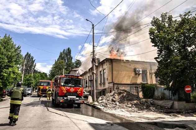 Russian occupiers attack Zaporizhzhia with ballistic missiles Rescuers from the State Emergency Service deal with the consequences of a Russian attack, Zaporizhzhia, Ukraine, June 26, 2026. In the afternoon, Russian forces launched two ballistic missiles at the city centre. The attack partially destroyed a one-storey office building, damaged warehouses, shattered windows and damaged the facades and roofs of nearby residential buildings, and set four cars on fire. At least 15 people were injured, including a nine-year-old child., Credit:Dmytro Smolienko Ukrinform Avalon Ukraine, Zaporizhzhia  Copyright: xDmytroxSmolienkox xUkrinformx xAvalonx 1112721420