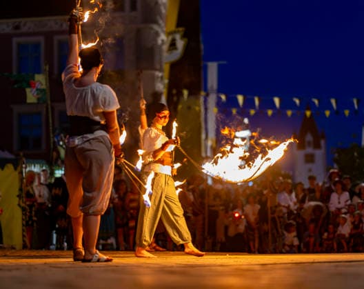 26.06.2026, Frundsbergfest Mindelheim 2026, ein bekanntes Historisches-Fest im Unterallgäu mit tausenden Mitwirkenden. Die Kreisstadt Mindelheim kehrt für eine Woche ins Mittelalter zurück und feiert ihre historische Geschichte. Am ersten Freitag ist Stimmungsvolles Altstadtfest und Lagerleben in den Gassen und Strassen der Innenstadt angesagt. Feuershow am Marienplatz. 26.06.2026, Frundsbergfest Mindelheim 2026 26.06.2026, Frundsbergfest Mindelheim 2026 *** June 26, 2026, Frundsbergfest Mindelheim 2026, a well-known historical festival in the Unterallgäu region with thousands of participants. The district town of Mindelheim returns to the Middle Ages for a week and celebrates its rich history. On the first Friday, visitors can enjoy
