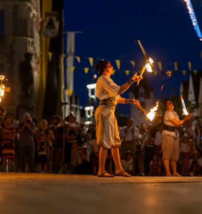 26.06.2026, Frundsbergfest Mindelheim 2026, ein bekanntes Historisches-Fest im Unterallgäu mit tausenden Mitwirkenden. Die Kreisstadt Mindelheim kehrt für eine Woche ins Mittelalter zurück und feiert ihre historische Geschichte. Am ersten Freitag ist Stimmungsvolles Altstadtfest und Lagerleben in den Gassen und Strassen der Innenstadt angesagt. Feuershow am Marienplatz. 26.06.2026, Frundsbergfest Mindelheim 2026 26.06.2026, Frundsbergfest Mindelheim 2026 *** June 26, 2026, Frundsbergfest Mindelheim 2026, a well-known historical festival in the Unterallgäu region with thousands of participants. The district town of Mindelheim returns to the Middle Ages for a week and celebrates its rich history. On the first Friday, visitors can enjoy