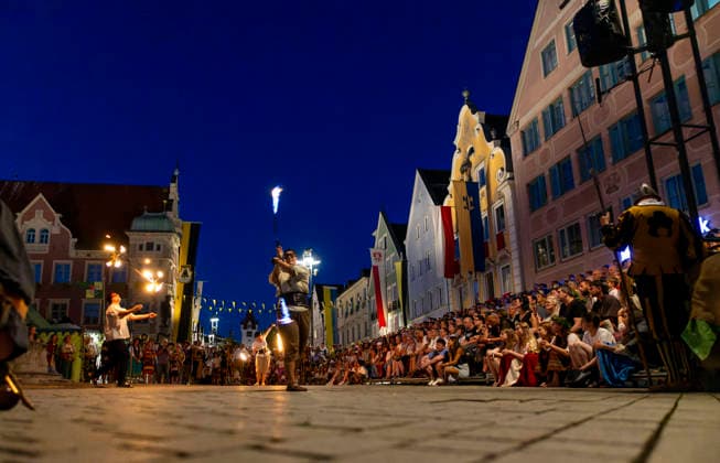 26.06.2026, Frundsbergfest Mindelheim 2026, ein bekanntes Historisches-Fest im Unterallgäu mit tausenden Mitwirkenden. Die Kreisstadt Mindelheim kehrt für eine Woche ins Mittelalter zurück und feiert ihre historische Geschichte. Am ersten Freitag ist Stimmungsvolles Altstadtfest und Lagerleben in den Gassen und Strassen der Innenstadt angesagt. Feuershow am Marienplatz. 26.06.2026, Frundsbergfest Mindelheim 2026 26.06.2026, Frundsbergfest Mindelheim 2026 *** June 26, 2026, Frundsbergfest Mindelheim 2026, a well-known historical festival in the Unterallgäu region with thousands of participants. The district town of Mindelheim returns to the Middle Ages for a week to celebrate its rich history. On the first Friday, visitors can enjoy a