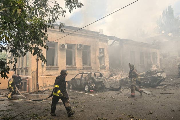Russian occupiers attack Zaporizhzhia with ballistic missiles Rescuers from the State Emergency Service deal with the consequences of a Russian attack, Zaporizhzhia, Ukraine, June 26, 2026. In the afternoon, Russian forces launched two ballistic missiles at the city centre. The attack partially destroyed a one-storey office building, damaged warehouses, shattered windows and damaged the facades and roofs of nearby residential buildings, and set four cars on fire. At least 15 people were injured, including a nine-year-old child., Credit:Dmytro Smolienko Ukrinform Avalon Ukraine, Zaporizhzhia  Copyright: xDmytroxSmolienkox xUkrinformx xAvalonx 1112721585