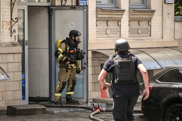 Russian occupiers attack Zaporizhzhia with ballistic missiles Rescuers from the State Emergency Service deal with the consequences of a Russian attack, Zaporizhzhia, Ukraine, June 26, 2026. In the afternoon, Russian forces launched two ballistic missiles at the city centre. The attack partially destroyed a one-storey office building, damaged warehouses, shattered windows and damaged the facades and roofs of nearby residential buildings, and set four cars on fire. At least 15 people were injured, including a nine-year-old child., Credit:Dmytro Smolienko Ukrinform Avalon Ukraine, Zaporizhzhia  Copyright: xDmytroxSmolienkox xUkrinformx xAvalonx 1112721591
