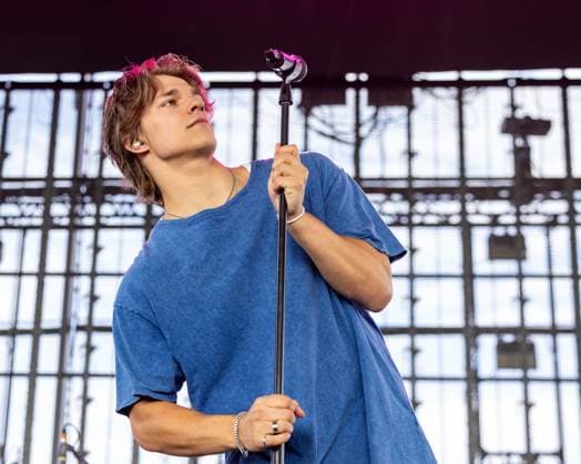 June 26, 2026, Milwaukee, Wisconsin, U.S: Musician ALEX SAMPSON during the Summerfest Music Festival in Milwaukee, Wisconsin Milwaukee U.S  - ZUMAs135 20260626_zap_s135_011 Copyright: xDanielxDeSloverx