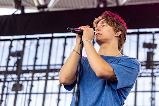 June 26, 2026, Milwaukee, Wisconsin, U.S: Musician ALEX SAMPSON during the Summerfest Music Festival in Milwaukee, Wisconsin Milwaukee U.S  - ZUMAs135 20260626_zap_s135_012 Copyright: xDanielxDeSloverx