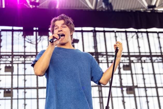 June 26, 2026, Milwaukee, Wisconsin, U.S: Musician ALEX SAMPSON during the Summerfest Music Festival in Milwaukee, Wisconsin Milwaukee U.S  - ZUMAs135 20260626_zap_s135_016 Copyright: xDanielxDeSloverx