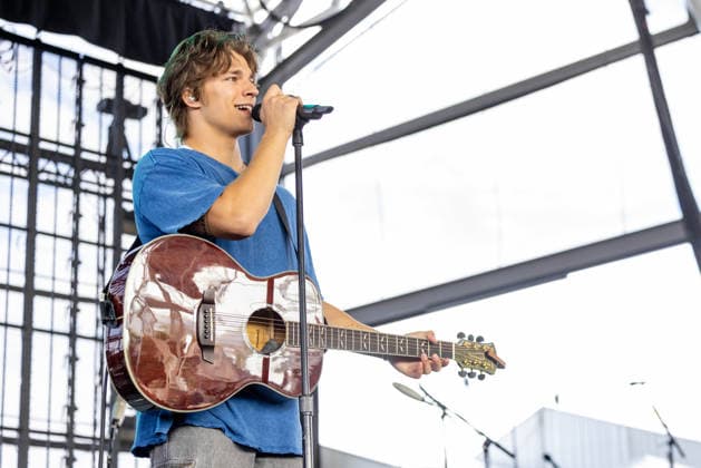 June 26, 2026, Milwaukee, Wisconsin, U.S: Musician ALEX SAMPSON during the Summerfest Music Festival in Milwaukee, Wisconsin Milwaukee U.S  - ZUMAs135 20260626_zap_s135_017 Copyright: xDanielxDeSloverx