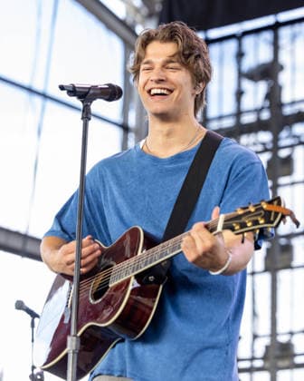 June 26, 2026, Milwaukee, Wisconsin, U.S: Musician ALEX SAMPSON during the Summerfest Music Festival in Milwaukee, Wisconsin Milwaukee U.S  - ZUMAs135 20260626_zap_s135_020 Copyright: xDanielxDeSloverx