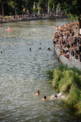 Parisians Swim In The Canal Saint-Martin To Escape The Heatwave Aquatic plants emerge at the surface of the Canal Saint-Martin, where a few bathers swim away from the crowd gathered on the banks in Paris, France, on June 26, 2026. Parisians swim to cool off during the intense heatwave that has placed the capital under a red alert. Paris France  Copyright: xSamuelxBoivinx originalFilename: boivin-notitle260626_npqcC.jpg