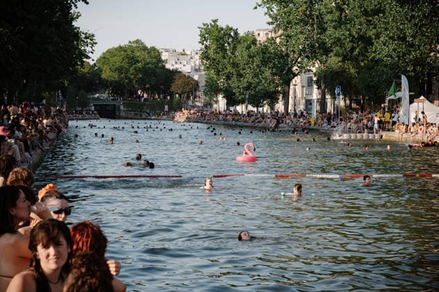 Parisians Swim In The Canal Saint-Martin To Escape The Heatwave Wide shot of the Canal Saint-Martin, occupied by swimmers and passersby sitting on the banks in Paris, France, on June 26, 2026. Parisians swim to cool off during the intense heatwave that has placed the capital under a red alert. Paris France  Copyright: xSamuelxBoivinx originalFilename: boivin-notitle260626_npVP1.jpg