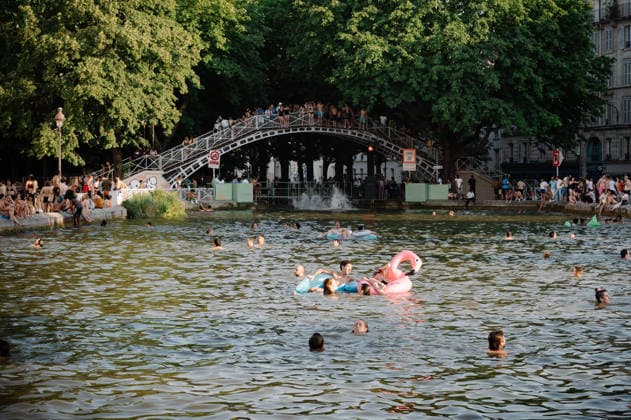 Parisians Swim In The Canal Saint-Martin To Escape The Heatwave A dense crowd of bathers and passersby stretches along the Canal Saint-Martin in the low-angle evening light in Paris, France, on June 26, 2026. Parisians swim to cool off during the intense heatwave that has placed the capital under a red alert. Paris France  Copyright: xSamuelxBoivinx originalFilename: boivin-notitle260626_npI4v.jpg