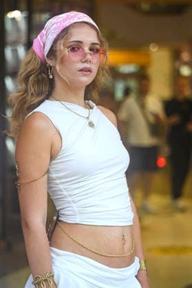Lola Sol bei der Eröffnung der sommerlichen Deko-Inszenierung Fashion Jungle im Shopping-Center Sevens auf der Königsallee. Düsseldorf, 26.06.2026. *** Lola Sol at the opening of the summer decor display Fashion Jungle at the Sevens Shopping Center on Königsallee in Düsseldorf, June 26, 2026 Foto:xW.xRanderathx xFuturexImagex sevens_6664