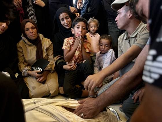 News Bilder des Tages Palestinian child who was injured in an Israeli attack has lost his life KHAN YUNIS, GAZA, PALESTINE - JUNE 27: (EDITORS NOTE: Image depicts death) People mourn during a funeral ceremony at Nasser Hospital for 10-year-old Palestinian child Walid Yusuf Abu Jazar, who was injured in a previous Israeli attack on the Al-Mawasi area lost his life in Khan Yunis, Gaza, Palestine, on June 27, 2026. Hani Alshaer Anadolu Khan Yunis Gaza. Editorial use only. Please get in touch for any other usage.  Copyright: x2026xAnadoluxHanixAlshaerx