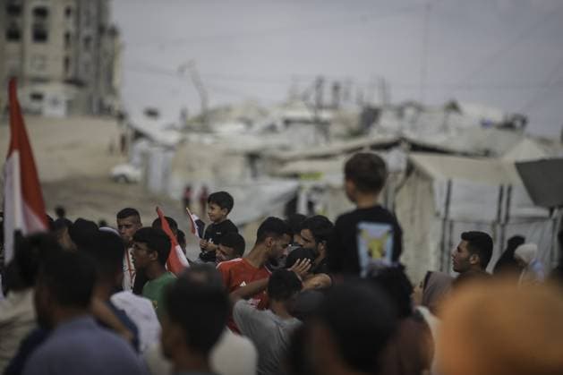RECORD DATE NOT STATED Palestinians watch the Iran-Egypt match on giant screens set up amid the rubble Palestinians holding flags gather to watch the 2026 FIFA World Cup First Stage Group G match between Egypt and Iran on a giant screen set up among the rubble of destroyed buildings despite Israel s ongoing attacks in Gaza City. Credit: Hashem Zimmo TheNews2(Foto: Hashem Zimmo Thenews2 imago images) Palestinians watch the Iran-Egypt match on giant screens set up amid the rubble  Copyright: xHashemxZimmox