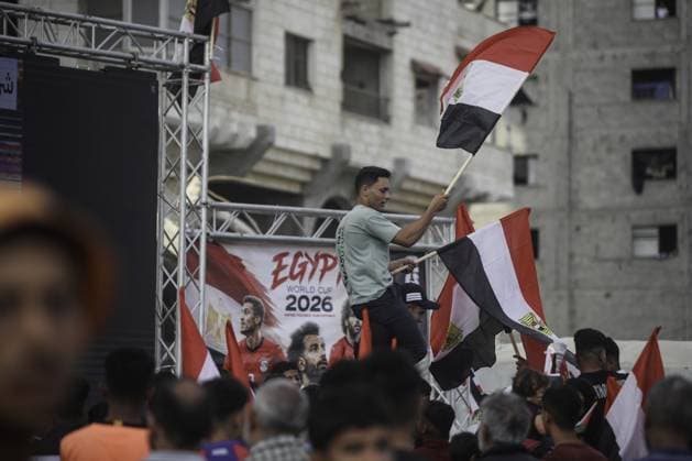 RECORD DATE NOT STATED Palestinians watch the Iran-Egypt match on giant screens set up amid the rubble Palestinians holding flags gather to watch the 2026 FIFA World Cup First Stage Group G match between Egypt and Iran on a giant screen set up among the rubble of destroyed buildings despite Israel s ongoing attacks in Gaza City. Credit: Hashem Zimmo TheNews2(Foto: Hashem Zimmo Thenews2 imago images) Palestinians watch the Iran-Egypt match on giant screens set up amid the rubble  Copyright: xHashemxZimmox