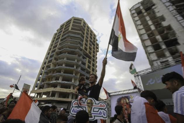 RECORD DATE NOT STATED Palestinians watch the Iran-Egypt match on giant screens set up amid the rubble Palestinians holding flags gather to watch the 2026 FIFA World Cup First Stage Group G match between Egypt and Iran on a giant screen set up among the rubble of destroyed buildings despite Israel s ongoing attacks in Gaza City. Credit: Hashem Zimmo TheNews2(Foto: Hashem Zimmo Thenews2 imago images) Palestinians watch the Iran-Egypt match on giant screens set up amid the rubble  Copyright: xHashemxZimmox