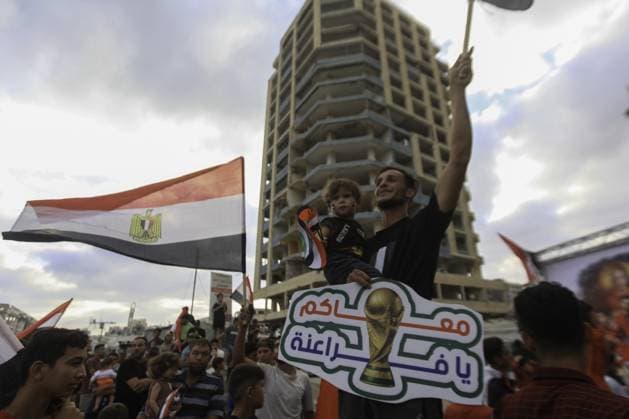 RECORD DATE NOT STATED Palestinians watch the Iran-Egypt match on giant screens set up amid the rubble Palestinians holding flags gather to watch the 2026 FIFA World Cup First Stage Group G match between Egypt and Iran on a giant screen set up among the rubble of destroyed buildings despite Israel s ongoing attacks in Gaza City. Credit: Hashem Zimmo TheNews2(Foto: Hashem Zimmo Thenews2 imago images) Palestinians watch the Iran-Egypt match on giant screens set up amid the rubble  Copyright: xHashemxZimmox