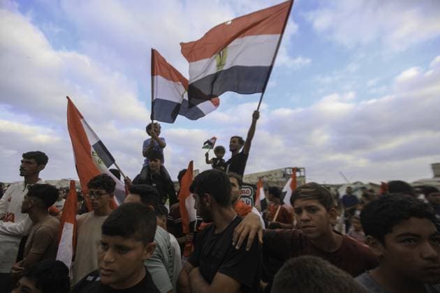 RECORD DATE NOT STATED Palestinians watch the Iran-Egypt match on giant screens set up amid the rubble Palestinians holding flags gather to watch the 2026 FIFA World Cup First Stage Group G match between Egypt and Iran on a giant screen set up among the rubble of destroyed buildings despite Israel s ongoing attacks in Gaza City. Credit: Hashem Zimmo TheNews2(Foto: Hashem Zimmo Thenews2 imago images) Palestinians watch the Iran-Egypt match on giant screens set up amid the rubble  Copyright: xHashemxZimmox