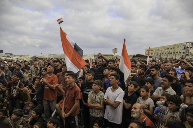 RECORD DATE NOT STATED Palestinians watch the Iran-Egypt match on giant screens set up amid the rubble Palestinians holding flags gather to watch the 2026 FIFA World Cup First Stage Group G match between Egypt and Iran on a giant screen set up among the rubble of destroyed buildings despite Israel s ongoing attacks in Gaza City. Credit: Hashem Zimmo TheNews2(Foto: Hashem Zimmo Thenews2 imago images) Palestinians watch the Iran-Egypt match on giant screens set up amid the rubble  Copyright: xHashemxZimmox