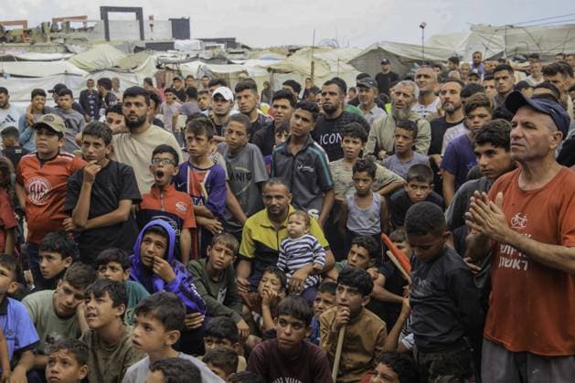 RECORD DATE NOT STATED Palestinians watch the Iran-Egypt match on giant screens set up amid the rubble Palestinians holding flags gather to watch the 2026 FIFA World Cup First Stage Group G match between Egypt and Iran on a giant screen set up among the rubble of destroyed buildings despite Israel s ongoing attacks in Gaza City. Credit: Hashem Zimmo TheNews2(Foto: Hashem Zimmo Thenews2 imago images) Palestinians watch the Iran-Egypt match on giant screens set up amid the rubble  Copyright: xHashemxZimmox