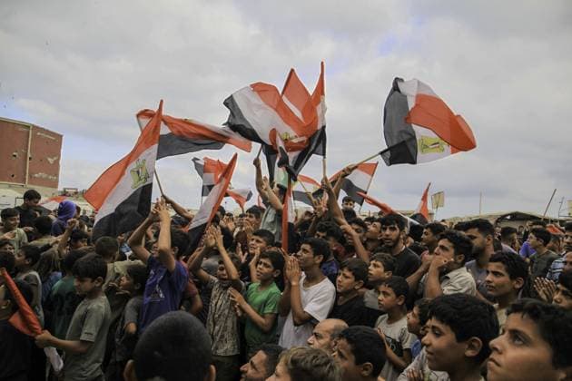 RECORD DATE NOT STATED Palestinians watch the Iran-Egypt match on giant screens set up amid the rubble Palestinians holding flags gather to watch the 2026 FIFA World Cup First Stage Group G match between Egypt and Iran on a giant screen set up among the rubble of destroyed buildings despite Israel s ongoing attacks in Gaza City. Credit: Hashem Zimmo TheNews2(Foto: Hashem Zimmo Thenews2 imago images) Palestinians watch the Iran-Egypt match on giant screens set up amid the rubble  Copyright: xHashemxZimmox