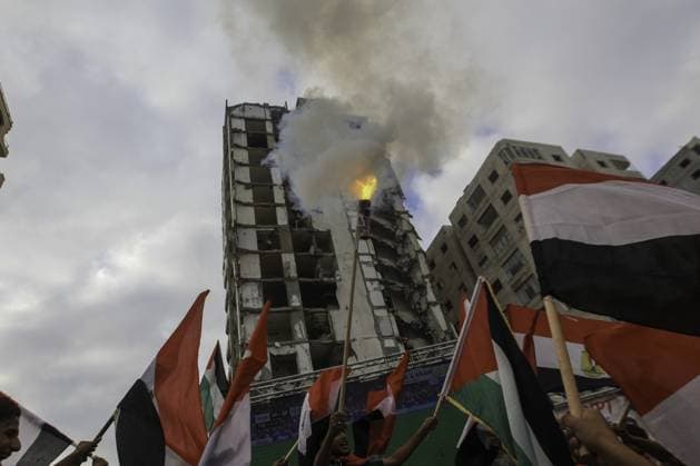 RECORD DATE NOT STATED Palestinians watch the Iran-Egypt match on giant screens set up amid the rubble Palestinians holding flags gather to watch the 2026 FIFA World Cup First Stage Group G match between Egypt and Iran on a giant screen set up among the rubble of destroyed buildings despite Israel s ongoing attacks in Gaza City. Credit: Hashem Zimmo TheNews2(Foto: Hashem Zimmo Thenews2 imago images) Palestinians watch the Iran-Egypt match on giant screens set up amid the rubble  Copyright: xHashemxZimmox