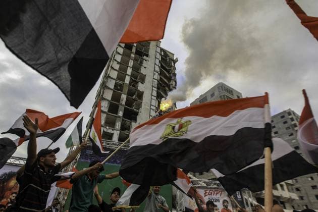 RECORD DATE NOT STATED Palestinians watch the Iran-Egypt match on giant screens set up amid the rubble Palestinians holding flags gather to watch the 2026 FIFA World Cup First Stage Group G match between Egypt and Iran on a giant screen set up among the rubble of destroyed buildings despite Israel s ongoing attacks in Gaza City. Credit: Hashem Zimmo TheNews2(Foto: Hashem Zimmo Thenews2 imago images) Palestinians watch the Iran-Egypt match on giant screens set up amid the rubble  Copyright: xHashemxZimmox