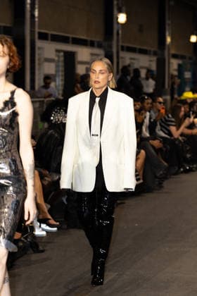Sharon Stone walks the runway for the Men s Ready-to-Wear Spring Summer 2027 collection during Paris Fashion Week (PFW) on June 26, 2026. Florian Lavielle, Bestimage. Sharon Stone walks the runway for the Men s Ready-to-Wear Spring Summer 2027 collection during Paris Fashion Week (PFW) on June 26, 2026, in Paris, France  Copyright: xFlorianxLaviellex xBestimagexFlorianxLaviellex xBestimagex