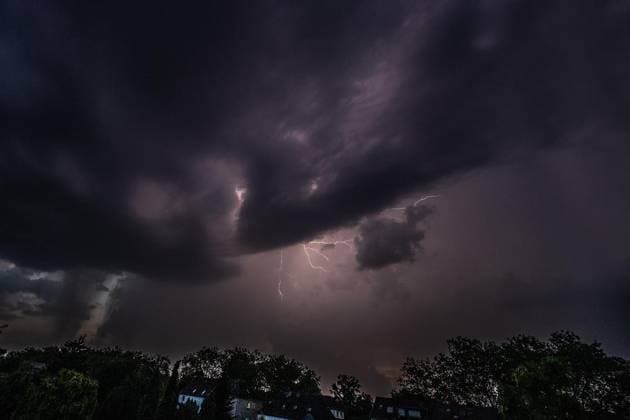 Hitzewelle in Oberhausen ** NUR FÜR REDAKTIONELLE ZWECKE ** EDITORIAL USE ONLY **<p>Bei der großen Hitzewelle gab es Freitag 26.06.2026 ein drohendes Gewitter mit viel Blitz und Donner in Oberhausen Lirich, ohne dass es geregnet hätte. Deutschland Oberhausen Copyright: GerdxWallhorn *** Heat Wave in Oberhausen ** FOR EDITORIAL USE ONLY ** EDITORIAL USE ONLY ** p During the major heat wave, on Friday, June 26, 2026, there was a threatening thunderstorm with lots of lightning and thunder in Oberhausen-Lirich, though it did not rain. Germany, Oberhausen. Copyright GerdxWallhorn Copyright: GerdxWallhorn doc86gxd6y89o1j8t2j1pzt ,EDITORIAL USE ONLY