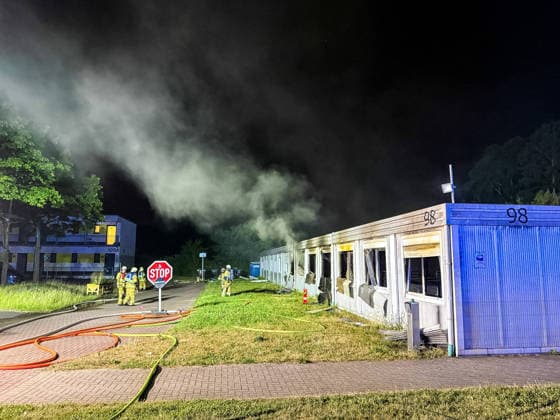 Eine Person verstirbt bei Brand in Unterkunft 7aIMG: 0563393 Eine Person verstirbt bei Brand in Unterkunft - Recklinghausen Herner StraßeNordrhein-Westfalen, Recklinghausen *** One person dies in a fire at a residential facility 7aIMG 0563393 One person dies in a fire at a residential facility on Herner Straße in Recklinghausen, North Rhine-Westphalia, Recklinghausen Copyright: 7aktuell.dex xMarcxGruber 0563393 20260627_7a_express_20260627_1776_563393