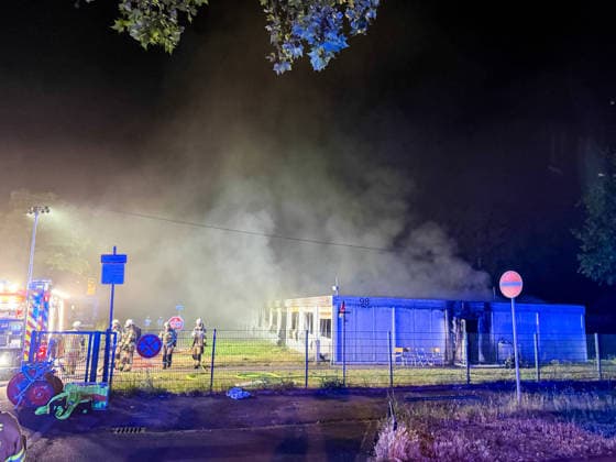 Eine Person verstirbt bei Brand in Unterkunft 7aIMG: 0563396 Eine Person verstirbt bei Brand in Unterkunft - Recklinghausen Herner StraßeNordrhein-Westfalen, Recklinghausen *** One person dies in a fire at a residential facility 7aIMG 0563396 One person dies in a fire at a residential facility on Herner Straße in Recklinghausen, North Rhine-Westphalia, Recklinghausen Copyright: 7aktuell.dex xMarcxGruber 0563396 20260627_7a_express_20260627_1776_563396