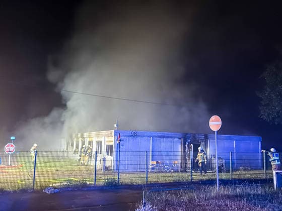 Eine Person verstirbt bei Brand in Unterkunft 7aIMG: 0563397 Eine Person verstirbt bei Brand in Unterkunft - Recklinghausen Herner StraßeNordrhein-Westfalen, Recklinghausen *** One person dies in a fire at a residential facility 7aIMG 0563397 One person dies in a fire at a residential facility on Herner Straße in Recklinghausen, North Rhine-Westphalia, Recklinghausen Copyright: 7aktuell.dex xMarcxGruber 0563397 20260627_7a_express_20260627_1776_563397