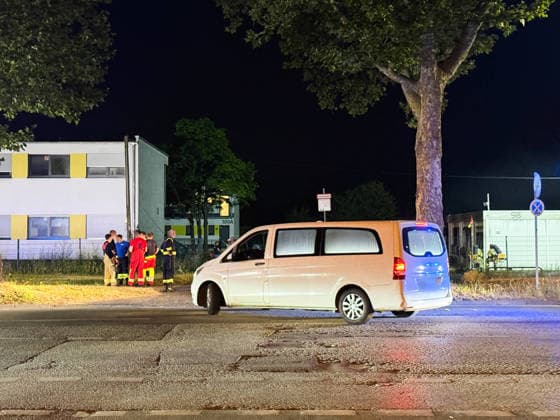 Eine Person verstirbt bei Brand in Unterkunft 7aIMG: 0563419 Eine Person verstirbt bei Brand in Unterkunft - Recklinghausen Herner StraßeNordrhein-Westfalen, Recklinghausen *** One person dies in a fire at a residential facility 7aIMG 0563419 One person dies in a fire at a residential facility on Herner Straße in Recklinghausen, North Rhine-Westphalia, Recklinghausen Copyright: 7aktuell.dex xMarcxGruber 0563419 20260627_7a_express_20260627_1776_563419