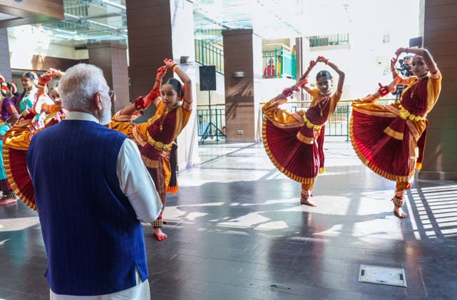 Artists perform dance as they welcome Prime Minister Narendra Modi during his three-day visit to Seychelles Victoria Seychelles , Jun 27 (ANI): Artists perform dance as they welcome Prime Minister Narendra Modi during his three-day visit to Seychelles, in Victoria on Saturday. (Narendra Modi Photo Gallery ANI Photo) Victoria Seychelles Copyright: xANIx ANI_20260627291