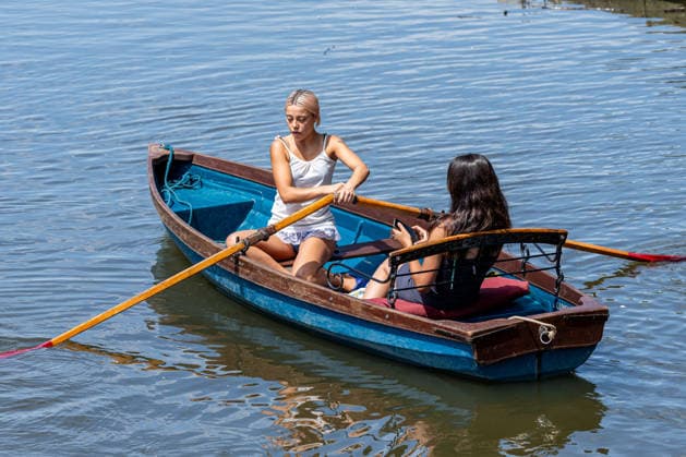 June 27, 2026, London, UK: London, UK. Rowers on the Thames enjoy the sunshine on a busy Richmond Riverside south west London today as weather forecasters announce the end of the June record braking heatwave. The Met Office have issued further heat weather warning for London and the South East today as temperatures are set to hit to over 31c. However, cooler weather is forecast tomorrow. London UK  - ZUMAl94_ 20260627_zaf_l94_022 Copyright: xAlexxLentatix