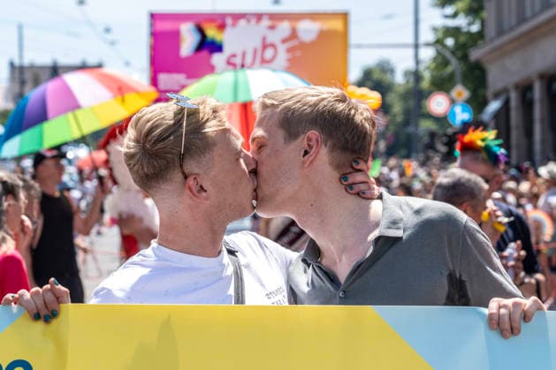 News Bilder des Tages OB Dominik Krause küsst seinen Partner Sebastian Müller beim CSD 2026, große Politparade, hier in der Fraunhoferstraße, Höhepunkt der Pride Weeks, München, 27. Juni 2026 Deutschland, München, 27. Juni 2026, OB Dominik Krause küsst seinen Partner Sebastian Müller beim CSD 2026, große PolitParade mit Hunderttausenden Zuschauern und Teilnehmern in der Fraunhoferstraße, im Rahmen der Pride Weeks, Motto Unsere Vielfalt. Unsere Stärke., Christopher Street Day, größte Demonstration von Lesben, Schwulen, Bisexuellen, trans*, inter* und queeren Menschen (LGBTIQ*) für gleiche Rechte und gesellschaftliche Akzeptanz im süddeutschen Raum, Demozug quer durch die Münchner Innenstadt von der Erhardstraße über das Sendlinger Tor und den S