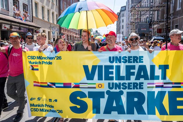 OB Dominik Krause und sein Partner Sebastian Müller beim CSD 2026, mit Rosa Liste Stadtrat Bernd Müller und Bürgermeisterin Mona Fuchs, große Politparade, hier in der Fraunhoferstraße, Höhepunkt der Pride Weeks, München, 27. Juni 2026 Deutschland, München, 27. Juni 2026, OB Dominik Krause und sein Partner Sebastian Müller (links) beim CSD 2026, mit Rosa Liste Stadtrat Bernd Müller (Mitte), und Bürgermeisterin Mona Fuchs (2. von links) beim CSD 2026, mit Fronttransparent und Motto Unsere Vielfalt. Unsere Stärke., große PolitParade mit Hunderttausenden Zuschauern und Teilnehmern in der Fraunhoferstraße, im Rahmen der Pride Weeks, Christopher Street Day, größte Demonstration von Lesben, Schwulen, Bisexuellen, trans*, inter* und
