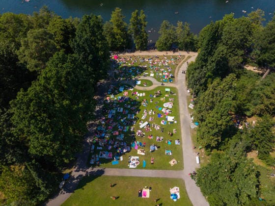 Hitzwelle in Deutschland Berlin, Deutschland -27.6.2026: Menschen erfrischen sich bis zu fast 40 Grad Celsius am Schlachtensee in Berlin. Mit 41,3 Grad Celsius in Saarbrücken wurde gestern der höchste jemals gemessene Wert in Deutschland aufgezeichnet. Berlin