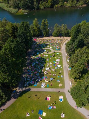 Hitzwelle in Deutschland Berlin, Deutschland -27.6.2026: Menschen erfrischen sich bis zu fast 40 Grad Celsius am Schlachtensee in Berlin. Mit 41,3 Grad Celsius in Saarbrücken wurde gestern der höchste jemals gemessene Wert in Deutschland aufgezeichnet. Berlin