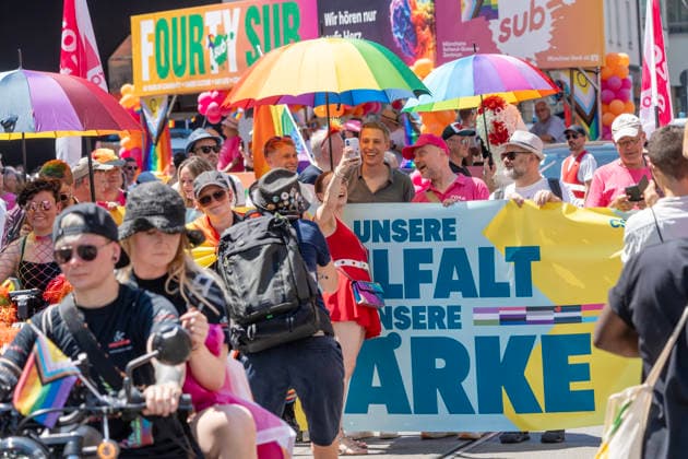 OB Dominik Krause und sein Partner Sebastian Müller beim CSD 2026, mit Rosa Liste Stadtrat Bernd Müller, große Politparade, hier in der Fraunhoferstraße, Höhepunkt der Pride Weeks, München, 27. Juni 2026 Deutschland, München, 27. Juni 2026, OB Dominik Krause und sein Partner Sebastian Müller beim CSD 2026, mit Rosa Liste Stadtrat Bernd Müller (Mitte), beim CSD 2026, mit Fronttransparent und Motto Unsere Vielfalt. Unsere Stärke., Teilnehmerin macht ein Selfie mit OB Krause, links Motorradgruppe Dykes on Bikes, die die Demo anführen, große PolitParade mit Hunderttausenden Zuschauern und Teilnehmern in der Fraunhoferstraße, im Rahmen der Pride Weeks, Christopher Street Day, größte Demonstration von Lesben, Schwulen, Bisexuellen,