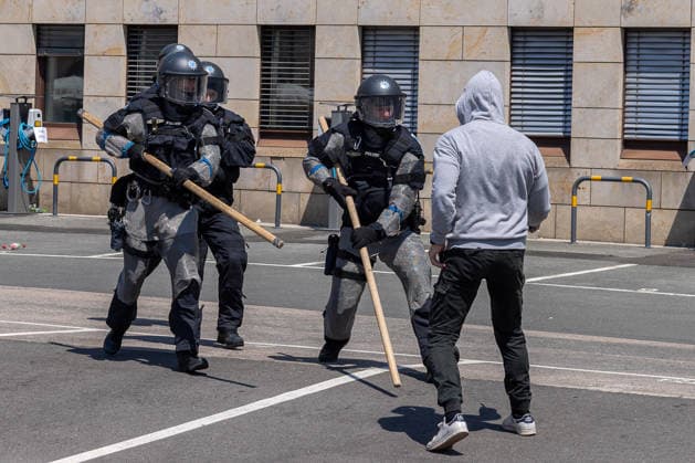 News Bilder des Tages 14. Landestag der Verkehrssicherheit, Nürnberg, 27.06.2026 Vorführung des Unterstützungskommandos (USK) zur Festnahme einer Person mit Stichwaffe. Zwei Beamte in Schutzausrüstung und Helmen gehen auf eine mit einem Holzstock bewaffnete Person zu. Kein echter Einsatz. Nürnberg Bayern Deutschland *** 14th State Road Safety Day, Nuremberg, June 27, 2026 Demonstration by the USK Support Unit showing the arrest of a person with a stabbing weapon Two officers in protective gear and helmets approach a person armed with a wooden stick Not a real operation Nuremberg, Bavaria, Germany 20260627-286A0475-M4000