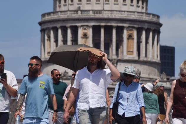 June 27, 2026, London, England, United Kingdom: People shelter from the scorching sun on Millennium Bridge with a view of St Paul s Cathedral as the heatwave continues in UK and Europe. London United Kingdom - ZUMAv130 20260627_zip_v130_001 Copyright: xVukxValcicx