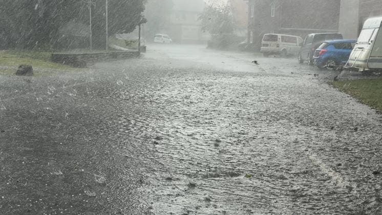 Neben der extremen Hitze rückt seit den Samstagmittagstunden die Unwettergefahr immer mehr in den Vordergrund. Gegen 13 Uhr entwickelten sich im Sauerland heftige Unwetter. Vor allem die Gegend um Mars war betroffen. Schwerer Sturm und Hagel, zusammen mit heftigen Starkregen gingen vor allem in Giershagen nieder. Der Hagel sammelte sich auf den Wiesen. Äste lagen auf den Straßen. Starkregen peitschte durch den Ort. Straßen in der Umgebung wurden überflutet. Es ist nur ein kleiner Vorgeschmack auf heftige Gewitter ab den Abendstunden in Westdeutschland. Die Temperatur stürzte in dieser Region von knapp 40 ¡C auf angenehme 17 ¡C. Giershagen Nordrhein-Westfalen Deutschland *** In addition to the extreme heat, the risk of severe weather has be