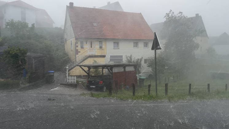 Neben der extremen Hitze rückt seit den Samstagmittagstunden die Unwettergefahr immer mehr in den Vordergrund. Gegen 13 Uhr entwickelten sich im Sauerland heftige Unwetter. Vor allem die Gegend um Mars war betroffen. Schwerer Sturm und Hagel, zusammen mit heftigen Starkregen gingen vor allem in Giershagen nieder. Der Hagel sammelte sich auf den Wiesen. Äste lagen auf den Straßen. Starkregen peitschte durch den Ort. Straßen in der Umgebung wurden überflutet. Es ist nur ein kleiner Vorgeschmack auf heftige Gewitter ab den Abendstunden in Westdeutschland. Die Temperatur stürzte in dieser Region von knapp 40 ¡C auf angenehme 17 ¡C. Giershagen Nordrhein-Westfalen Deutschland *** In addition to the extreme heat, the risk of severe weather has be