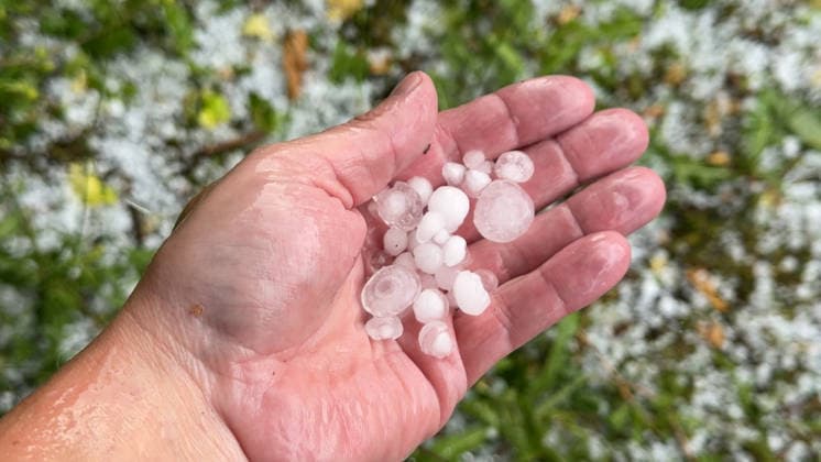 News Bilder des Tages Neben der extremen Hitze rückt seit den Samstagmittagstunden die Unwettergefahr immer mehr in den Vordergrund. Gegen 13 Uhr entwickelten sich im Sauerland heftige Unwetter. Vor allem die Gegend um Mars war betroffen. Schwerer Sturm und Hagel, zusammen mit heftigen Starkregen gingen vor allem in Giershagen nieder. Der Hagel sammelte sich auf den Wiesen. Äste lagen auf den Straßen. Starkregen peitschte durch den Ort. Straßen in der Umgebung wurden überflutet. Es ist nur ein kleiner Vorgeschmack auf heftige Gewitter ab den Abendstunden in Westdeutschland. Die Temperatur stürzte in dieser Region von knapp 40 ¡C auf angenehme 17 ¡C. Giershagen Nordrhein-Westfalen Deutschland *** In addition to the extreme heat, the risk of severe weather has be